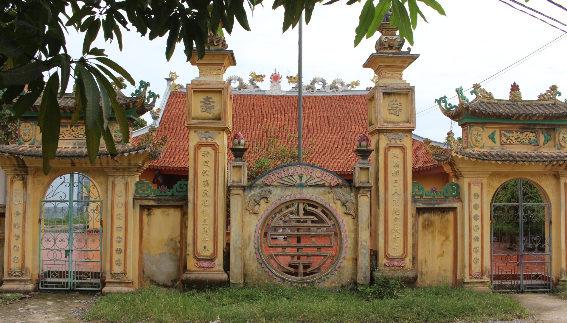 Đình làng Chều